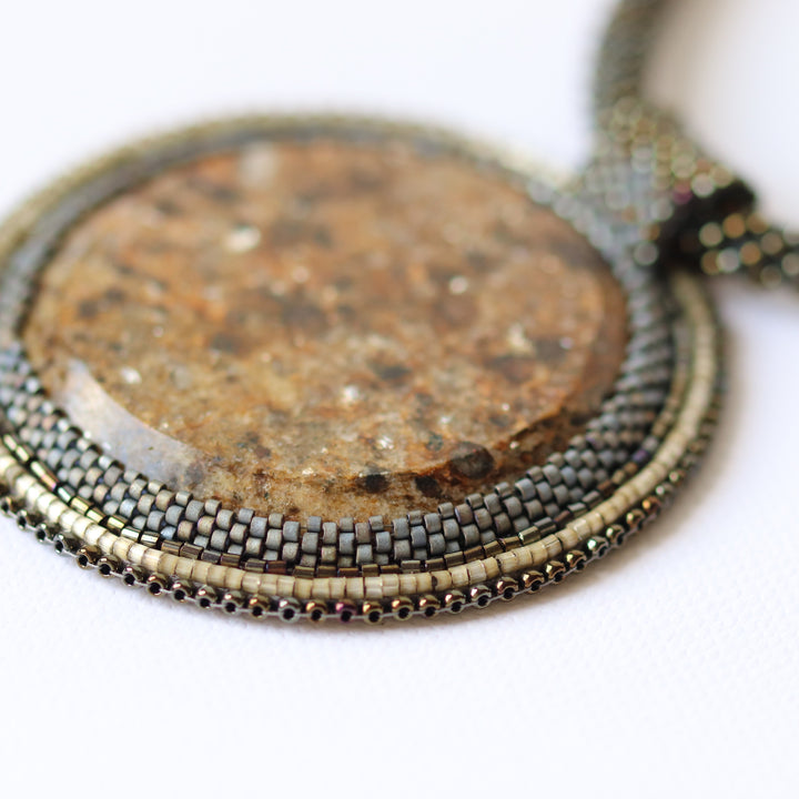 Bestickte Halskette mit Glimmerschiefer (Glimmer und Granat)