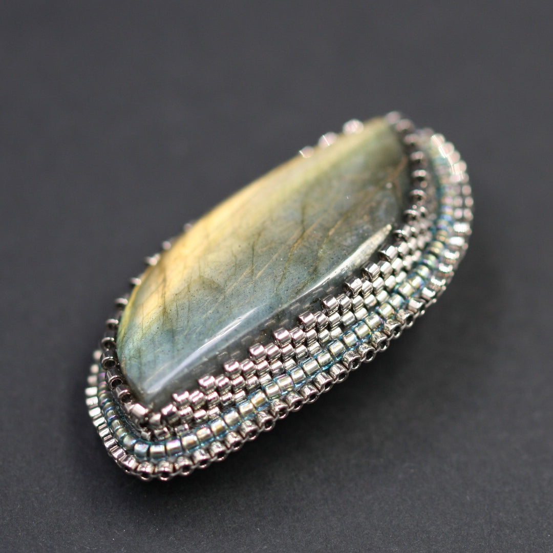 Broche brodée, labradorite