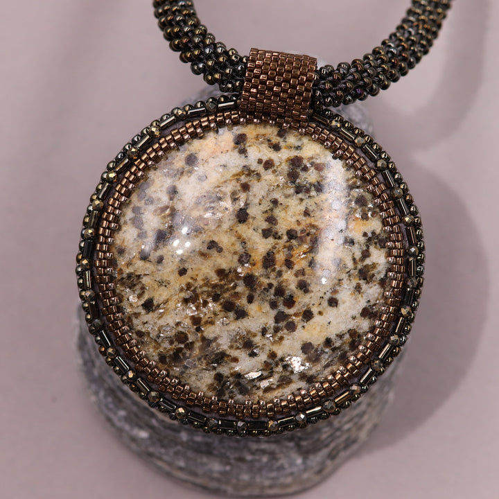 Bestickte Halskette mit Glimmerschiefer (Glimmer und Granat)