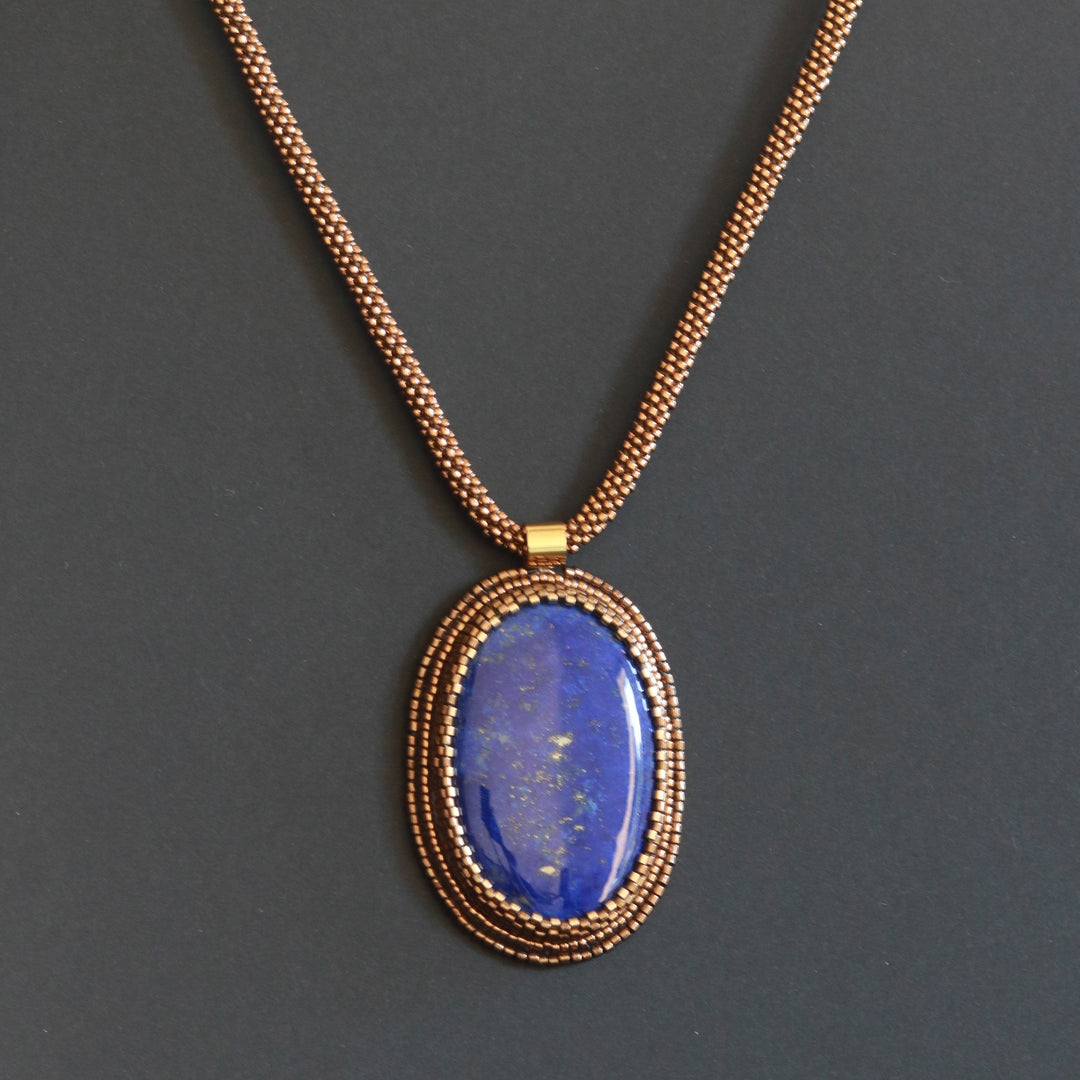 Collier brodé avec lapis lazuli CLB8