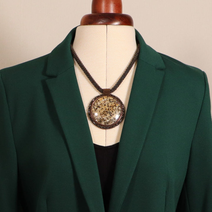 Bestickte Halskette mit Glimmerschiefer (Glimmer und Granat)