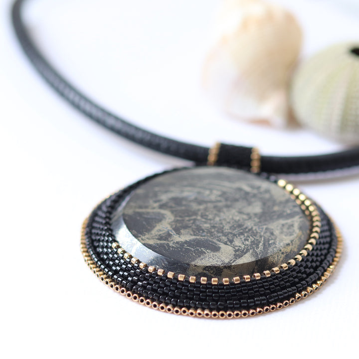 Bestickte Halskette mit Pyrit