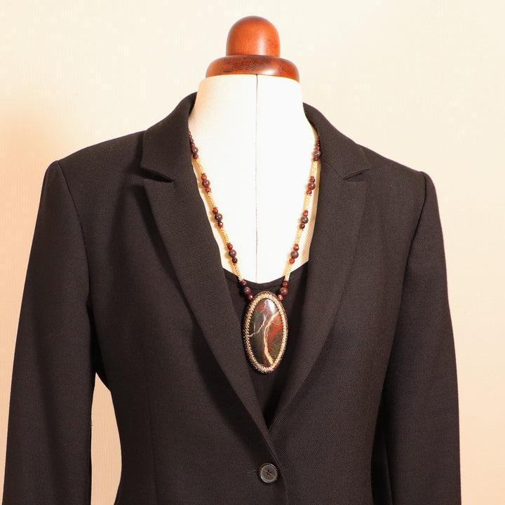 Bestickte Halskette mit Listwänit und Bullauge