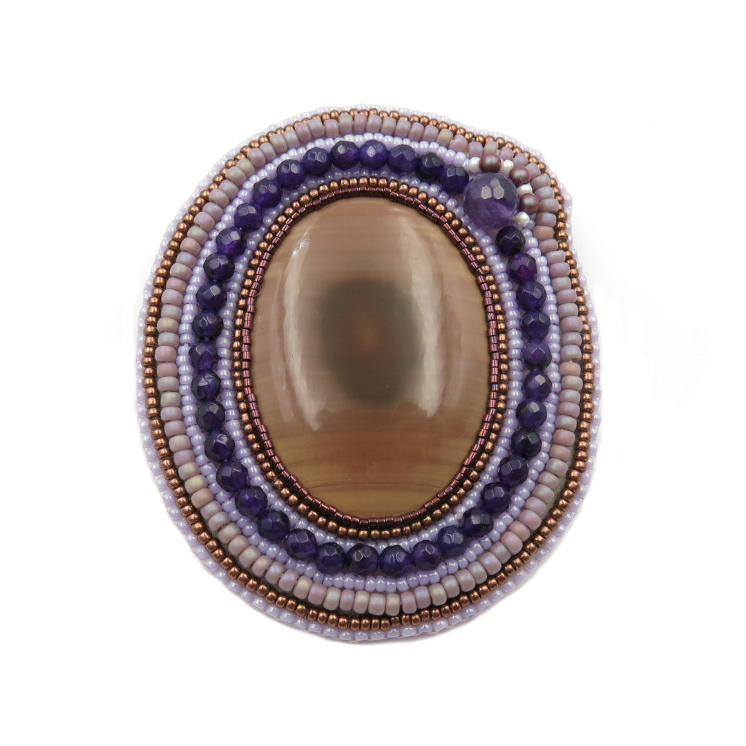Broche brodée, jaspe imperial, amethyste