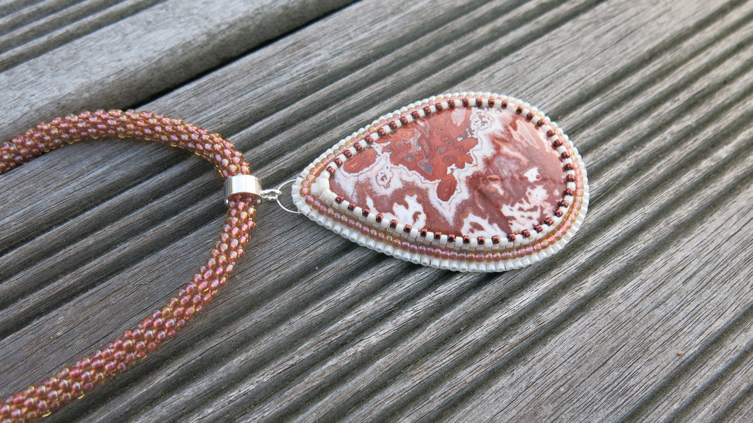 Collier brodé avec agate Crazy lace