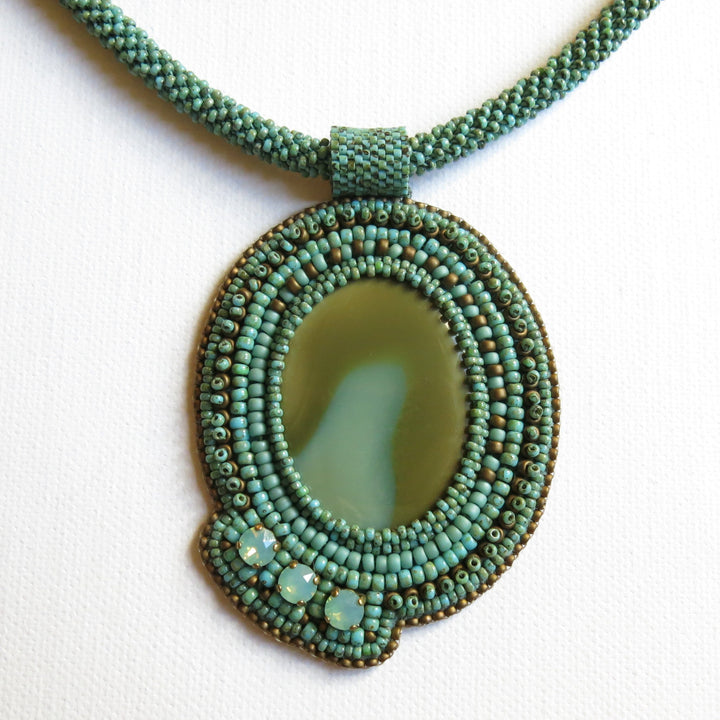 Bestickte Halskette mit Imperialjaspis und Swarovski-Kristallen