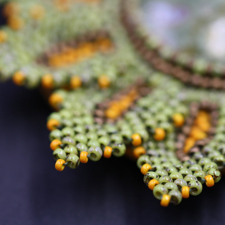 Bestickte Blumenkette – Vulkanrhyolith, Miyuki-Perlen