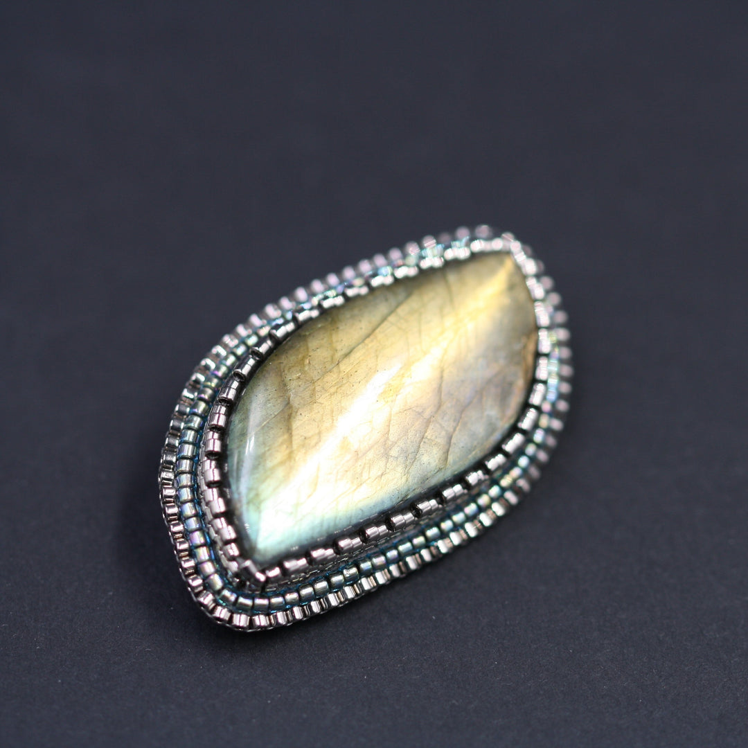 Broche brodée, labradorite