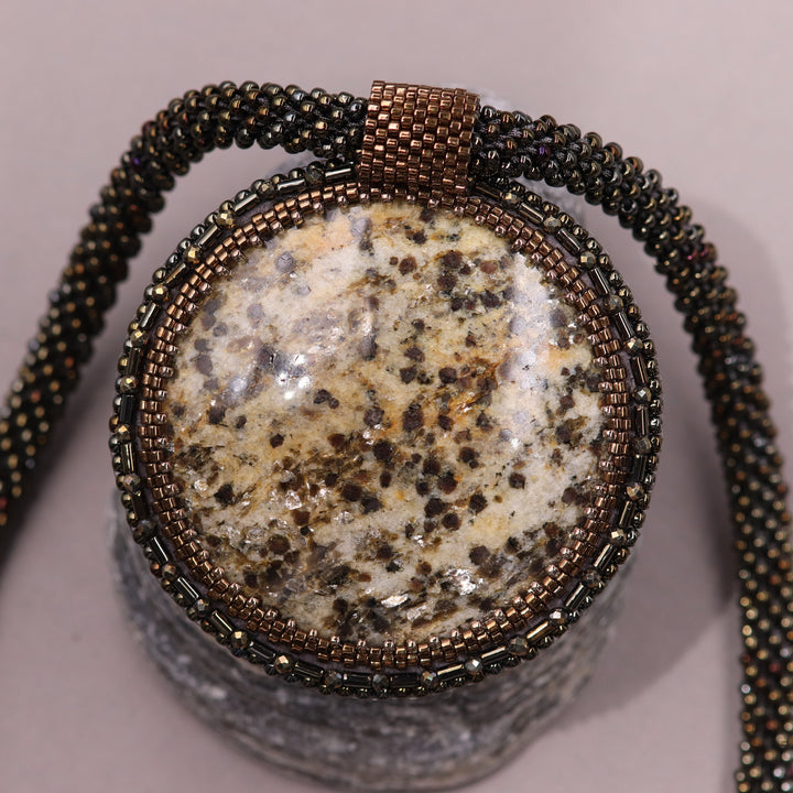 Bestickte Halskette mit Glimmerschiefer (Glimmer und Granat)