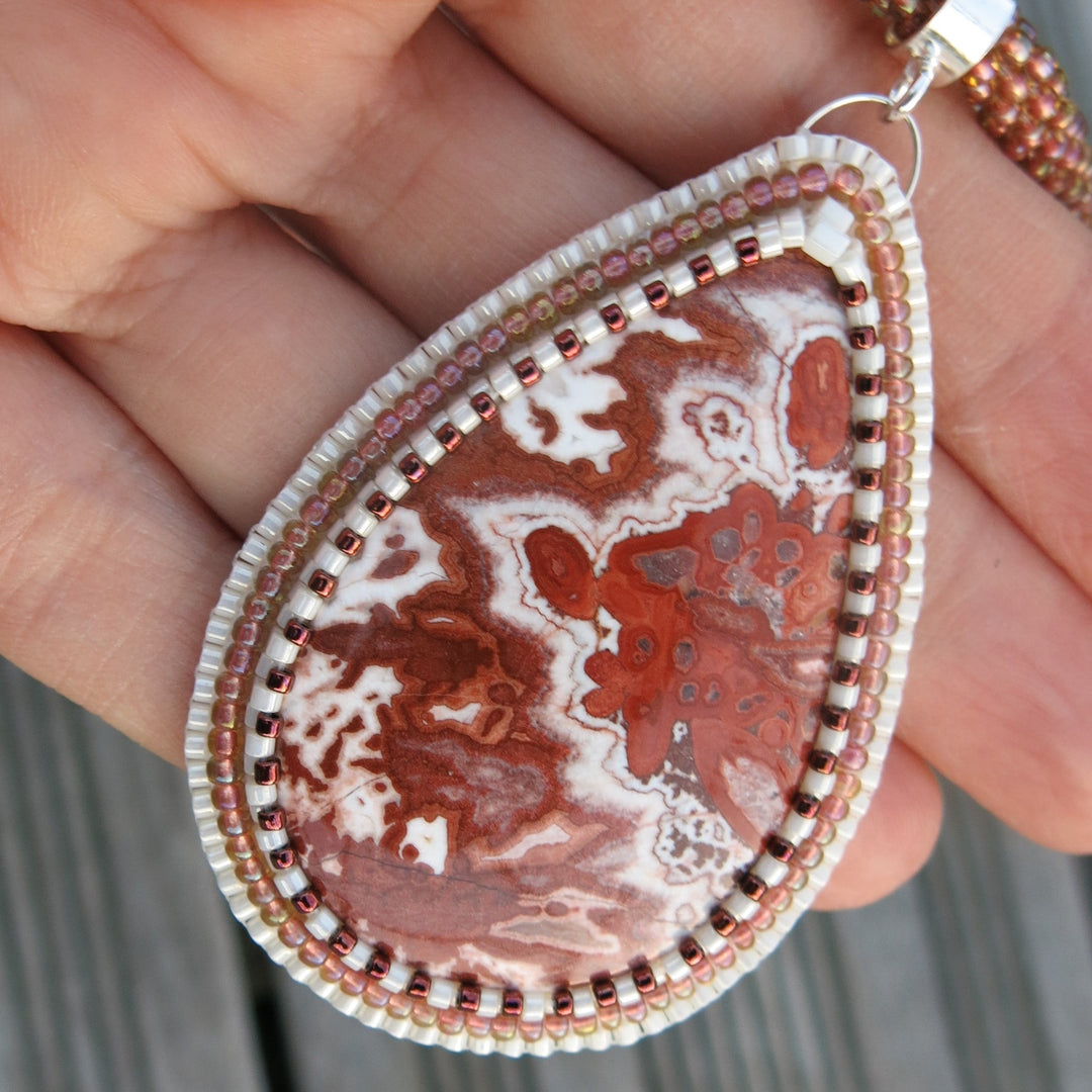 Collier brodé avec agate Crazy lace