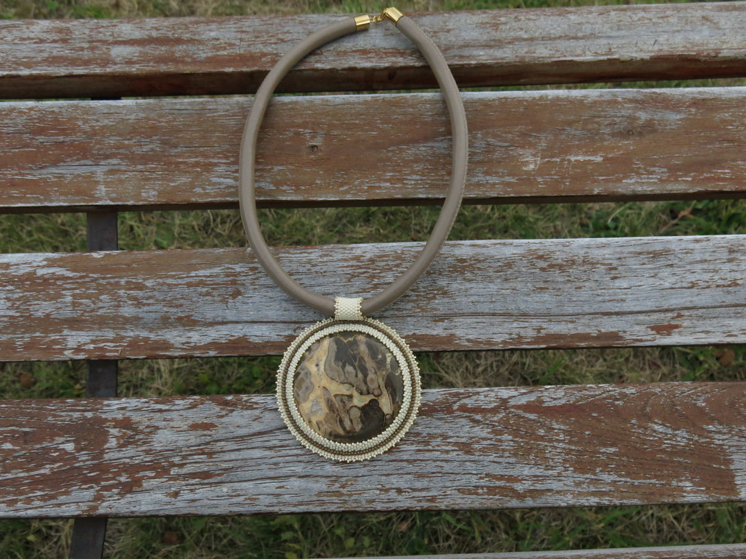 Collier avec septaria, cuir, fermoir acier chirurgical plaqué or