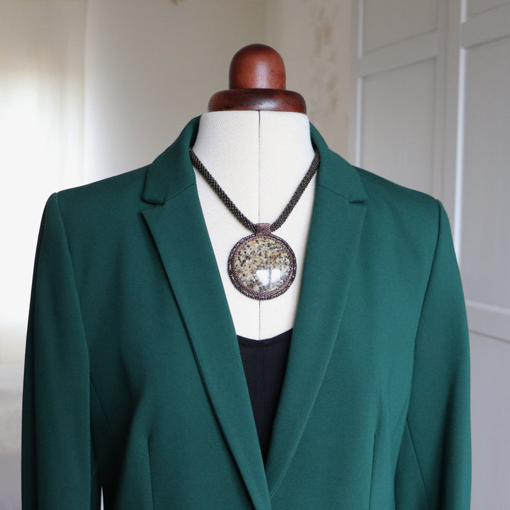 Bestickte Halskette mit Glimmerschiefer (Glimmer und Granat)