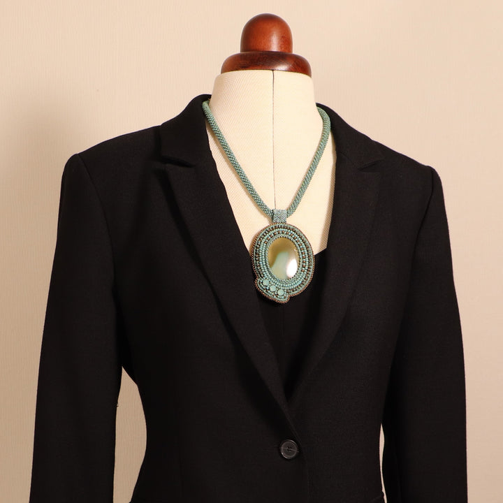 Bestickte Halskette mit Imperialjaspis und Swarovski-Kristallen