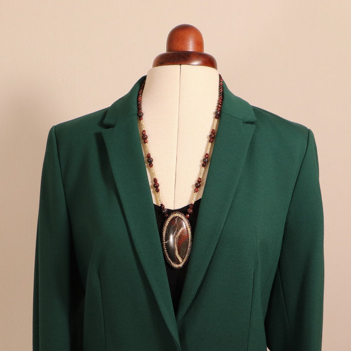 Bestickte Halskette mit Listwänit und Bullauge