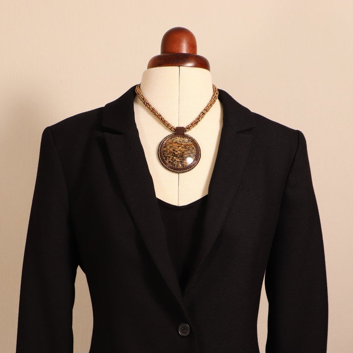 Bestickte Halskette mit Glimmerschiefer (Glimmer und Granat)