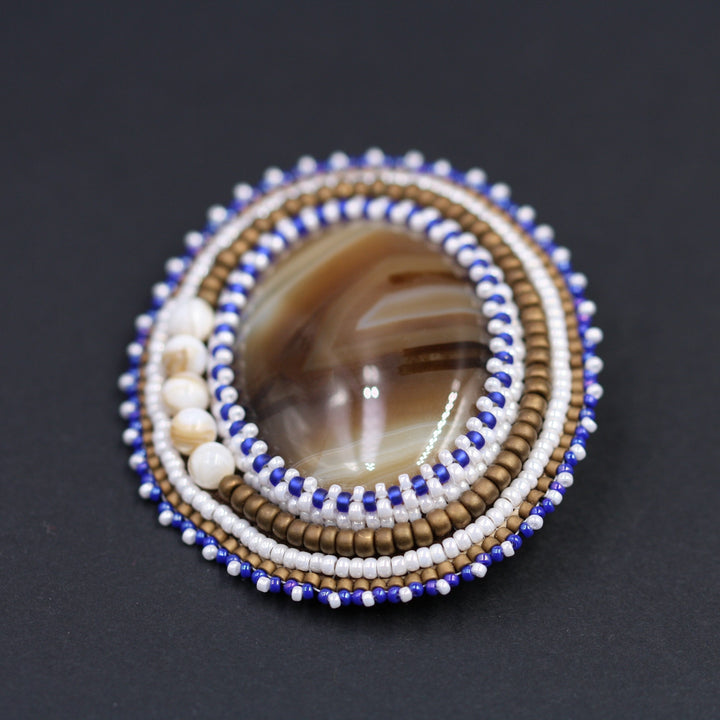 Bestickte Brosche, Achat, blaubraun