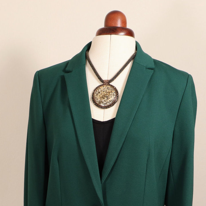 Bestickte Halskette mit Glimmerschiefer (Glimmer und Granat)