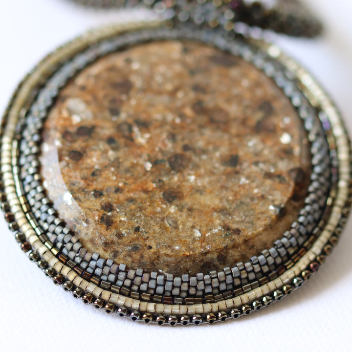 Bestickte Halskette mit Glimmerschiefer (Glimmer und Granat)