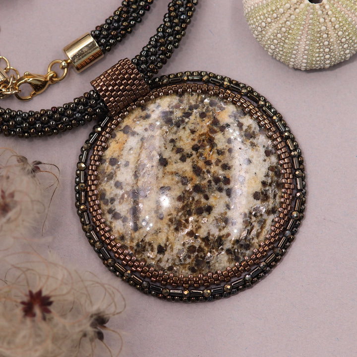 Bestickte Halskette mit Glimmerschiefer (Glimmer und Granat)