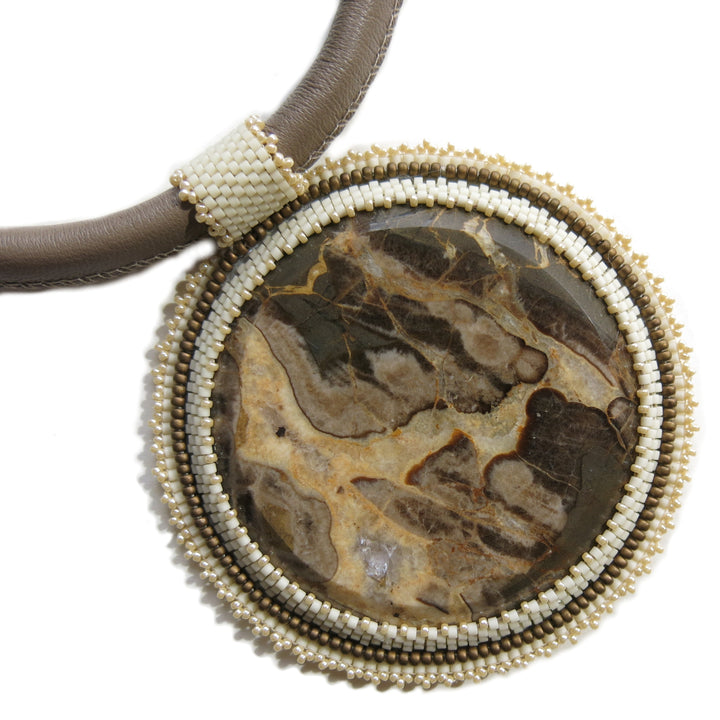 Collier avec septaria, cuir, fermoir acier chirurgical plaqué or