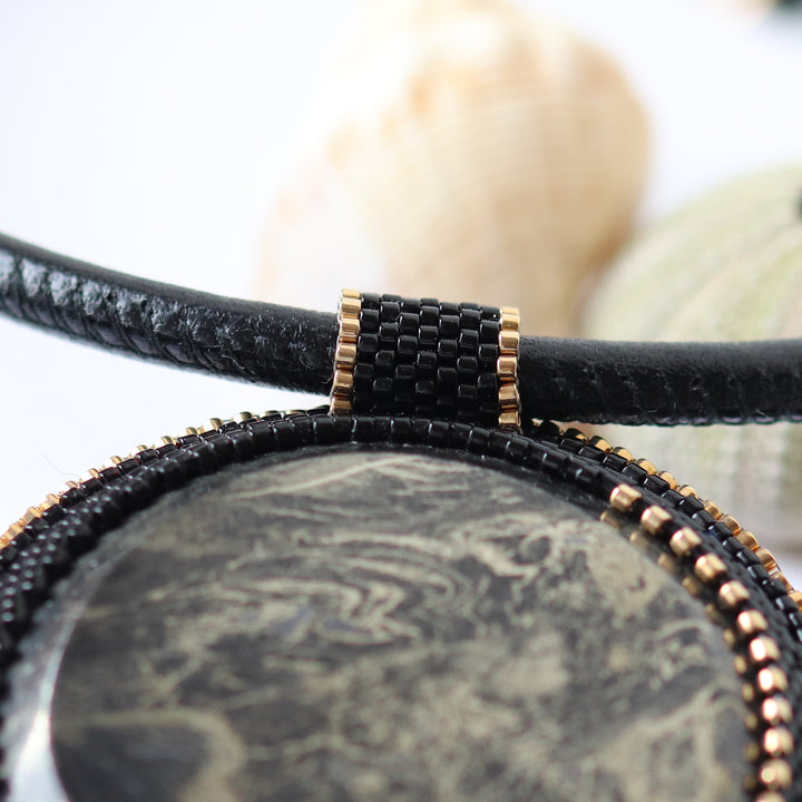 Bestickte Halskette mit Pyrit