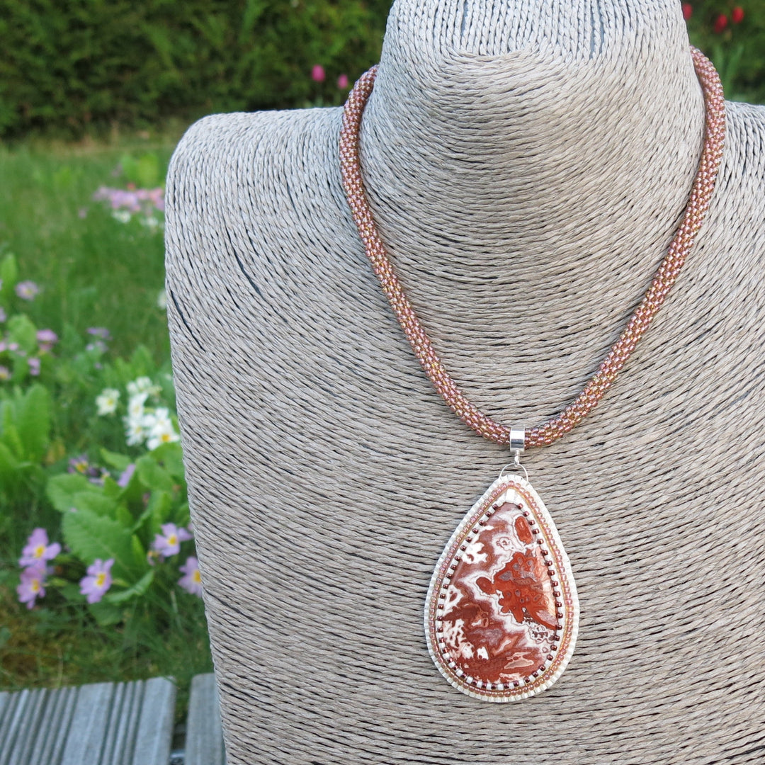 Collier brodé avec agate Crazy lace