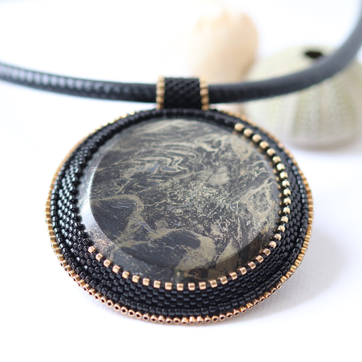 Bestickte Halskette mit Pyrit