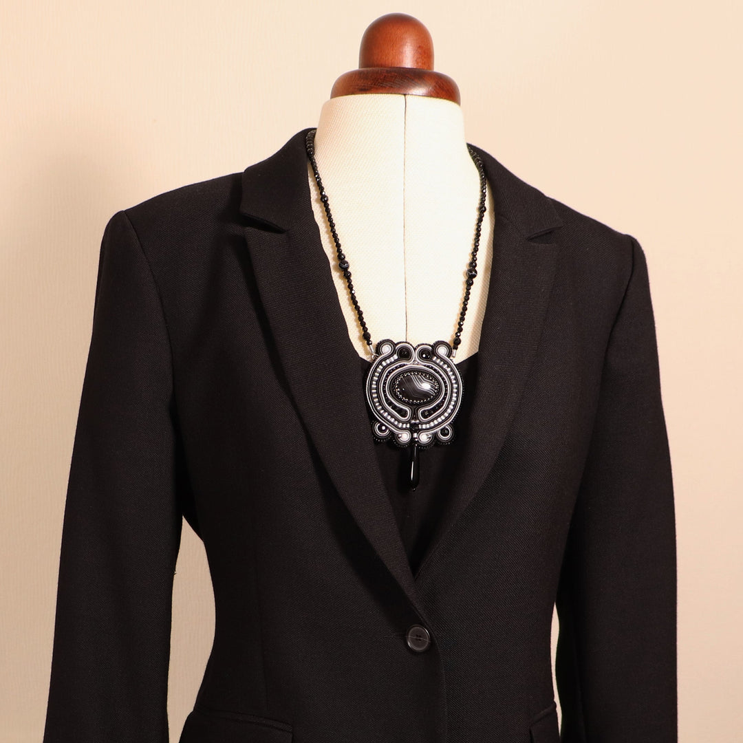 Collier brodé avec agate noir, onyx, perles Miyuki et soutache