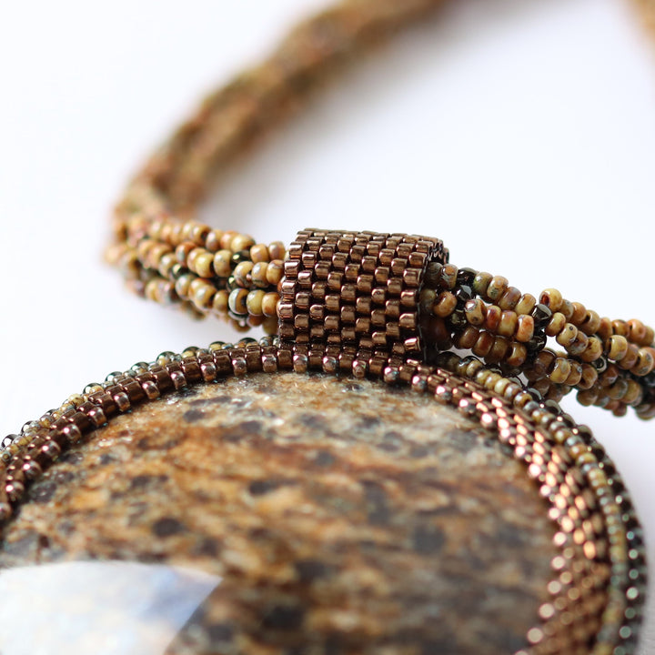 Bestickte Halskette mit Glimmerschiefer (Glimmer und Granat)