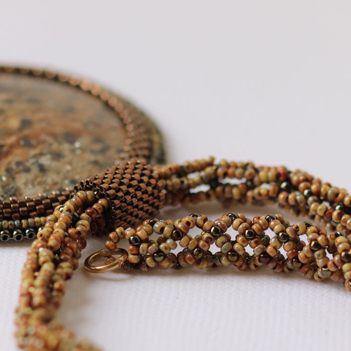 Bestickte Halskette mit Glimmerschiefer (Glimmer und Granat)