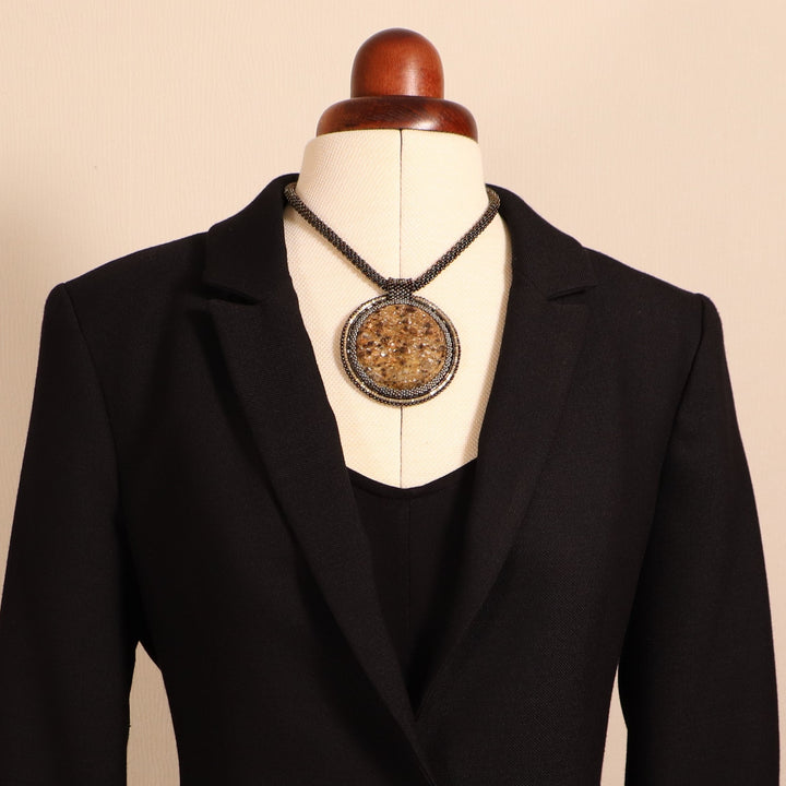 Bestickte Halskette mit Glimmerschiefer (Glimmer und Granat)