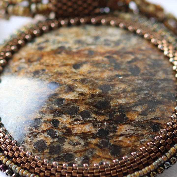 Bestickte Halskette mit Glimmerschiefer (Glimmer und Granat)