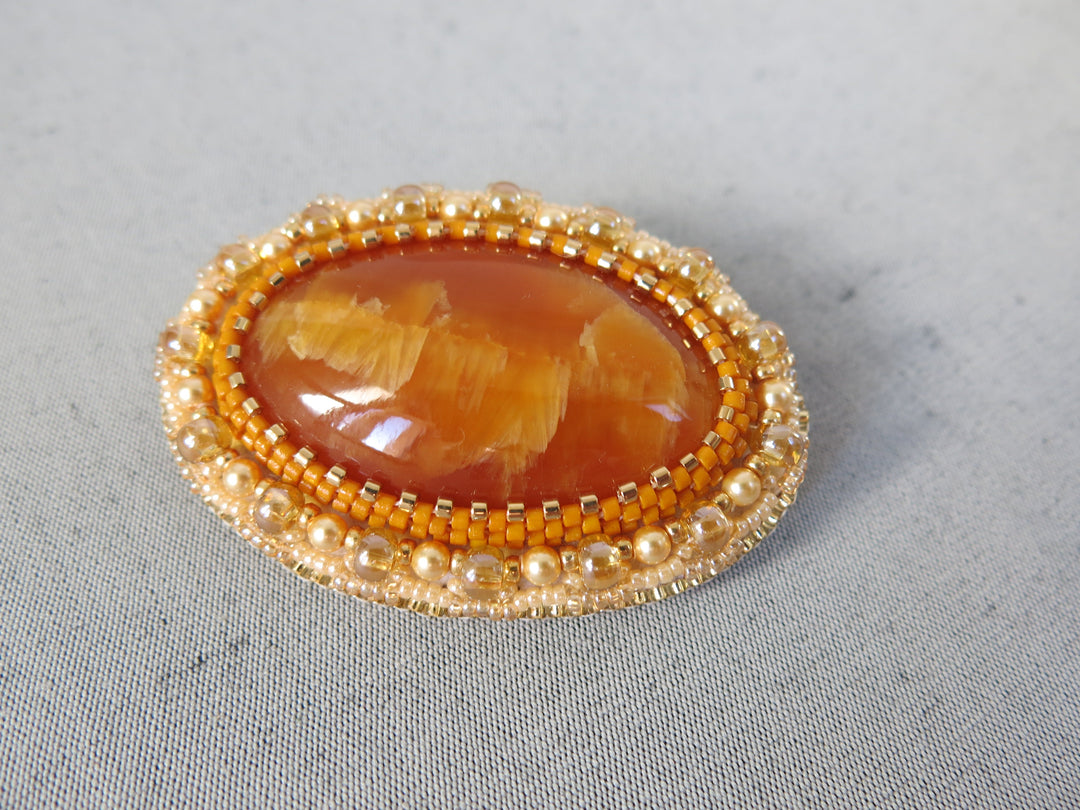 Broche brodée, simbirsite, caramel