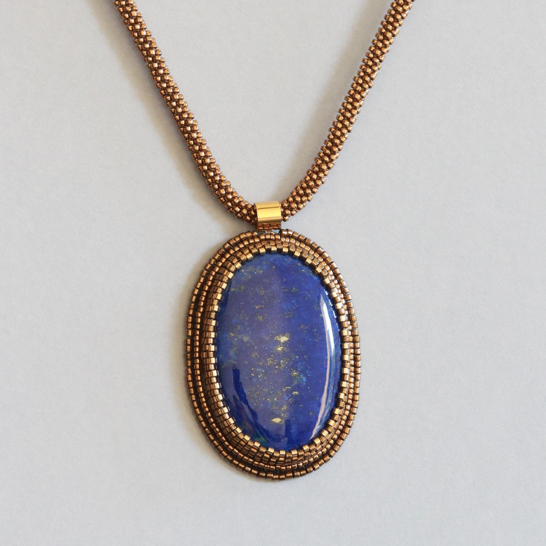 Collier brodé avec lapis lazuli CLB8