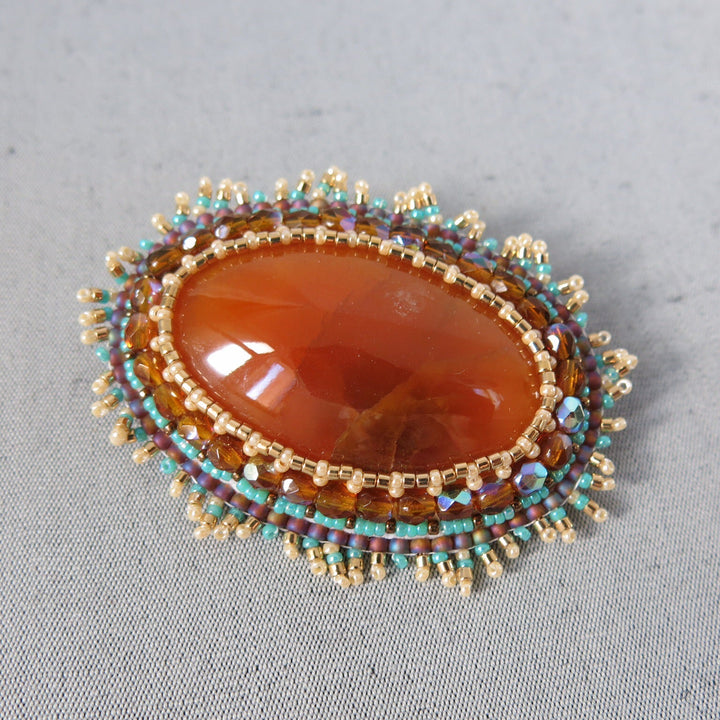 Bestickte Brosche, Simbirsit, Karamell