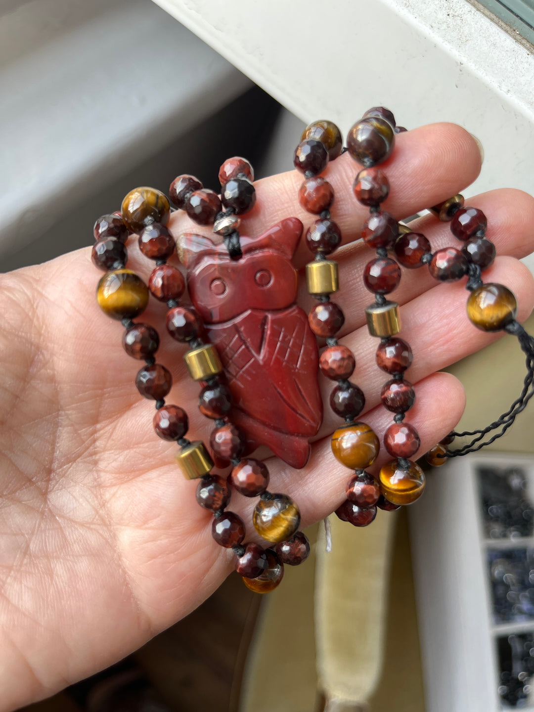 Collier MALA "Hibou protecteur" en œil de tigre, œil de taureau, jaspe rouge N1