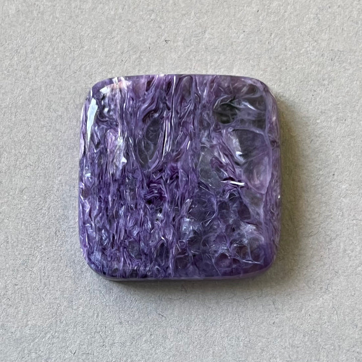 Charoit, CHR063, Cabochon-Schliff, 28 x 28 x 6 mm