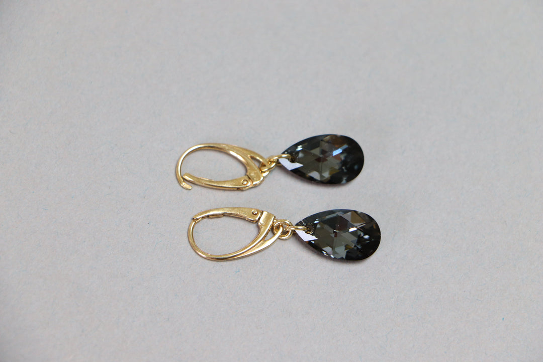 Boucles d'oreilles (crochets, dormeuse, puces ou à clips), cristaux Swarovski, argent doré, collection LARME, gris argenté