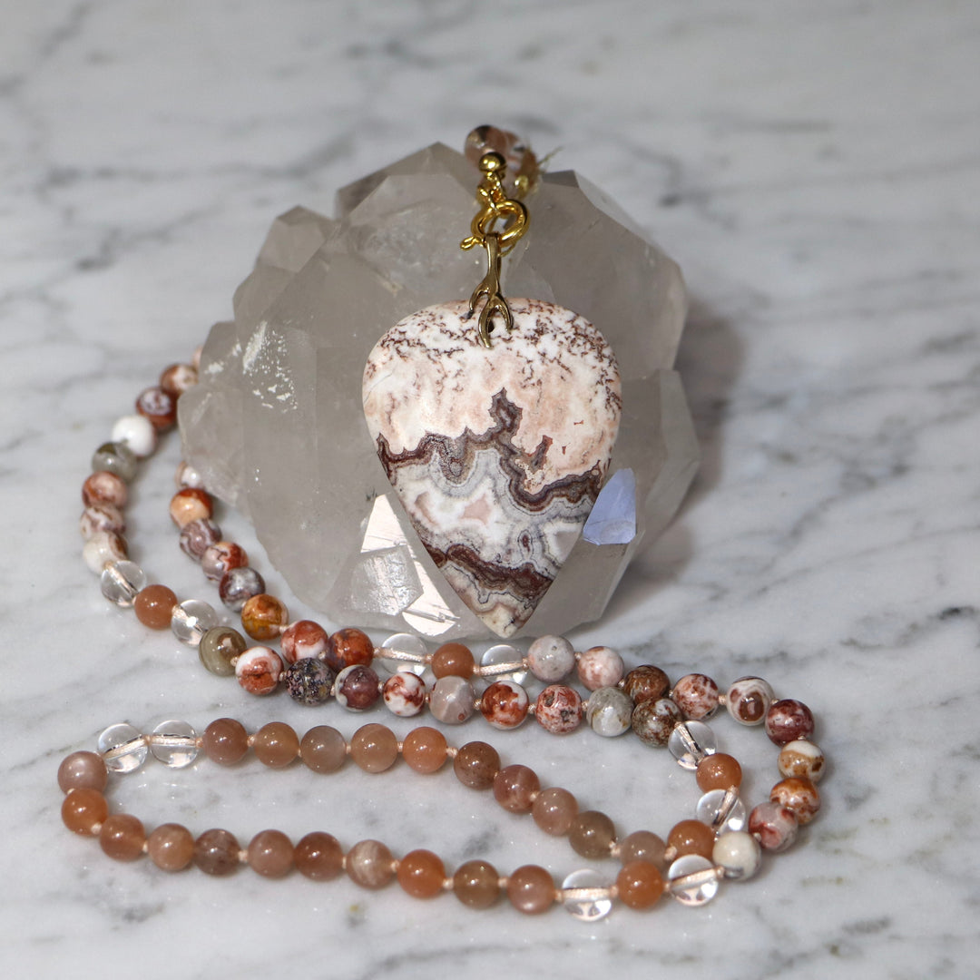 Mala-Halskette aus Achat und Mondstein mit einem Anhänger aus Achat in „Crazy Lace“-Optik