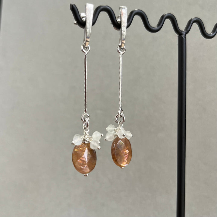 Earrings with sunstone, in silver