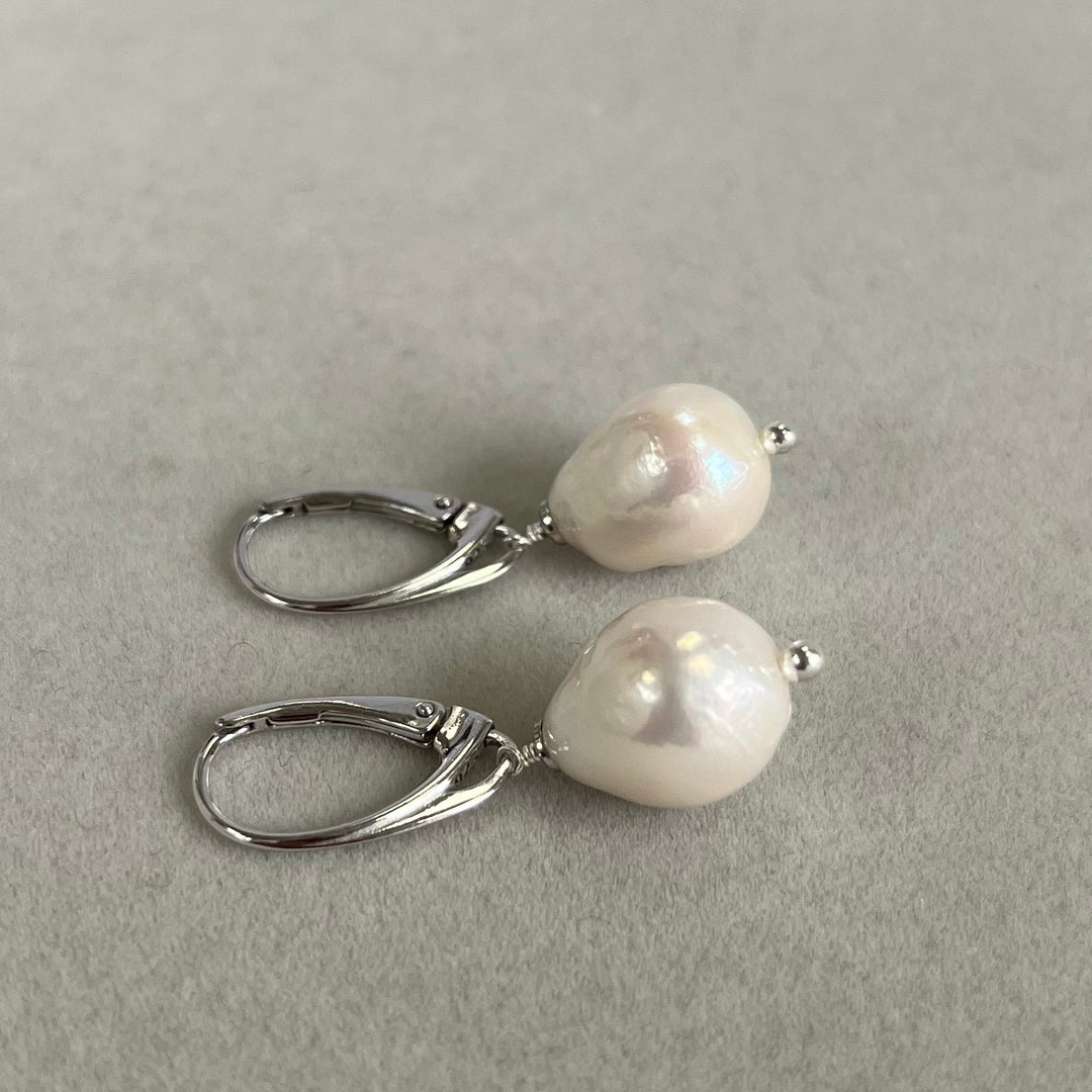Earrings with white baroque pearls, in silver