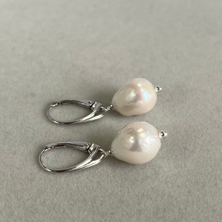 Earrings with white baroque pearls, in silver