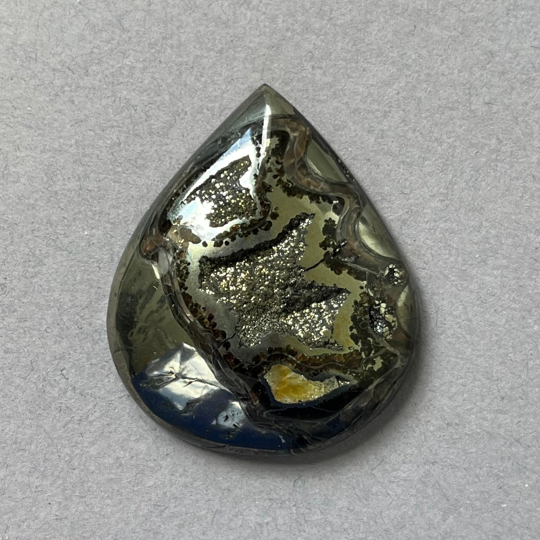 Pyritisierter Ammonit, AM_P153, Cabochon-Schliff, 38x31x7 mm