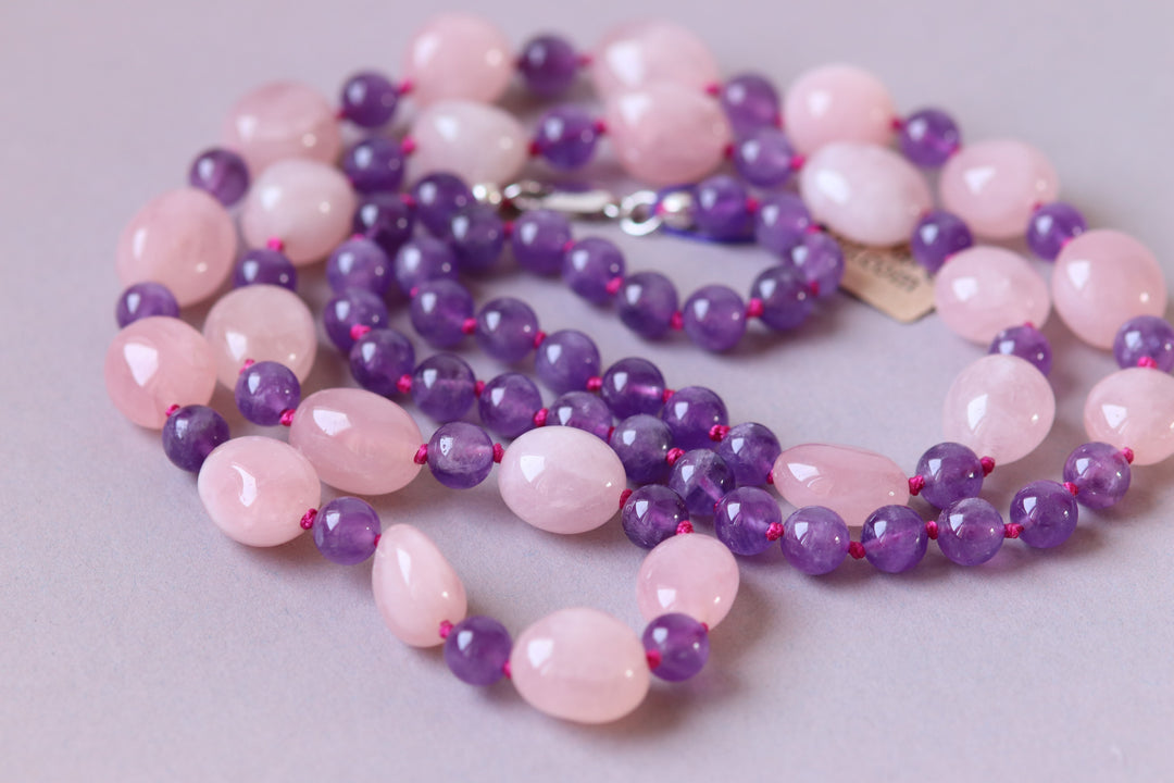 Collier sautoir à noeuds en pierres naturelles  (améthyste, quartz rose) 92 cm