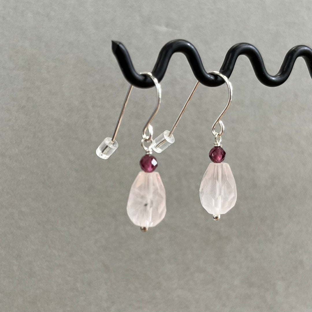 Earrings with rose quartz and garnet, in silver