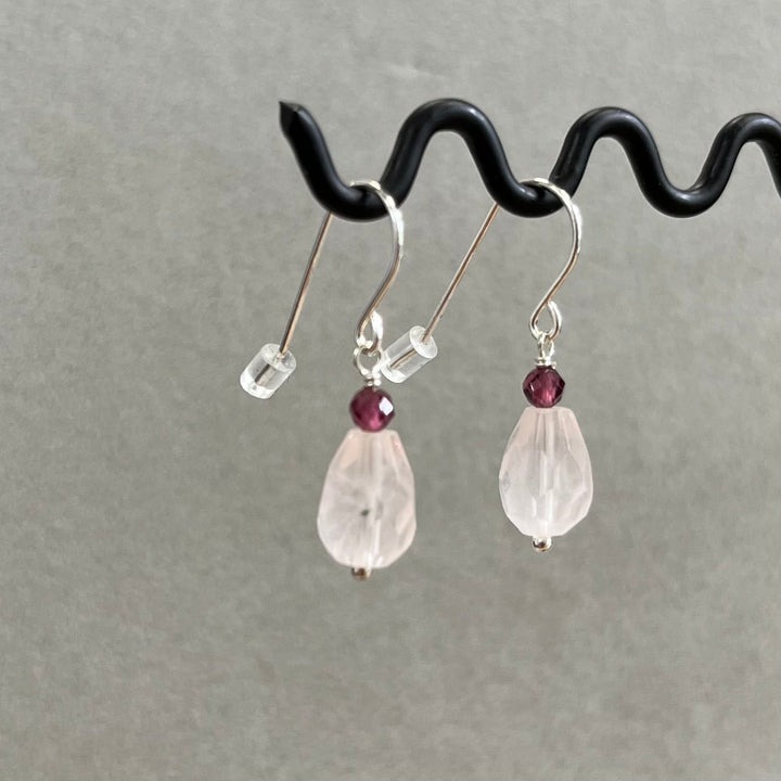 Earrings with rose quartz and garnet, in silver