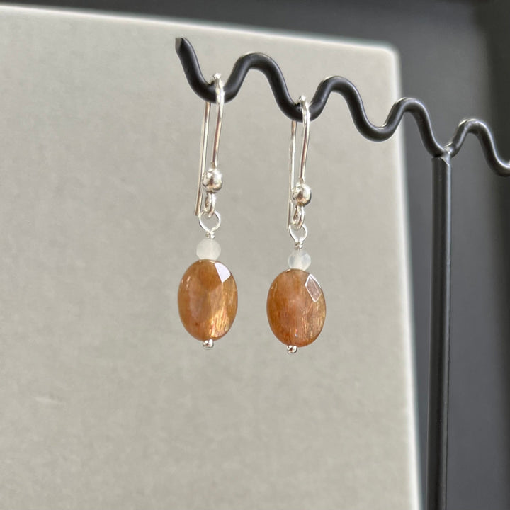 Ohrringe mit Sonnenstein, aus Silber