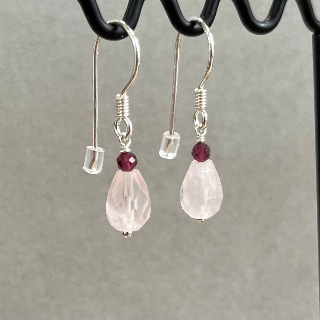 Earrings with rose quartz and garnet, in silver