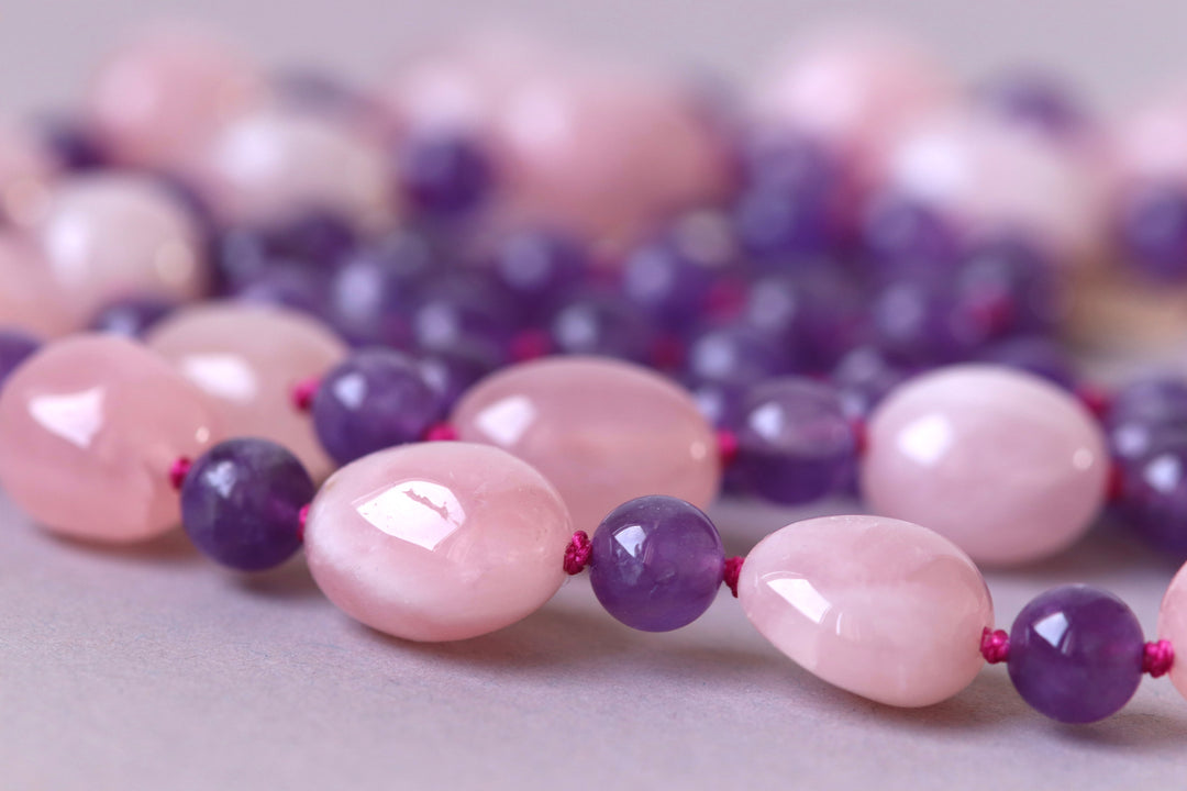 Collier sautoir à noeuds en pierres naturelles  (améthyste, quartz rose) 92 cm