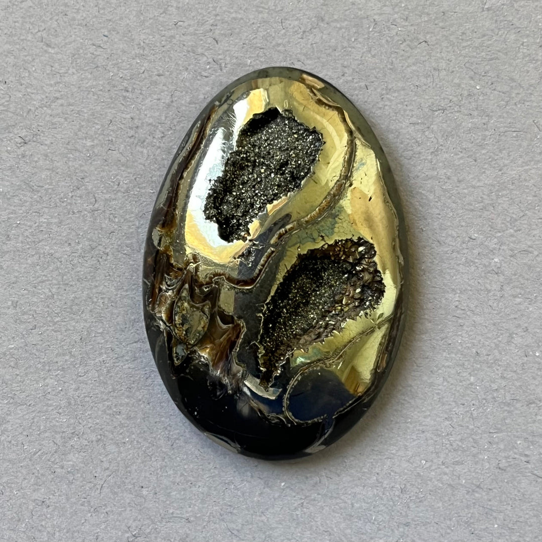 Pyritisierter Ammonit, AM_P269, Cabochon-Schliff, 42 x 29 x 8 mm